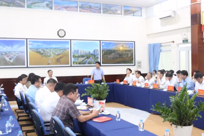 Ủy viên Trung ương Đảng, Chủ tịch Hội đồng nhân dân Thành phố Hồ Chí Minh Võ Văn Minh cùng đoàn công tác làm việc với Thường trực Đảng ủy xã Nhà Bè.