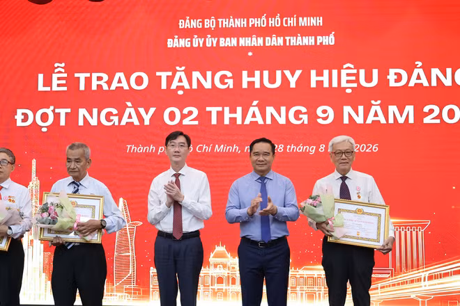 Lễ trao tặng Huy hiệu Đảng đợt ngày 2/9/2026 cho các đảng viên thuộc Đảng bộ Thành phố Hồ Chí Minh. (Ảnh: Vương Lê)
