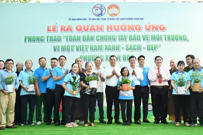 Đồng chí Nguyễn Phước Lộc cùng đại diện lãnh đạo phường Xuân Hòa trao tặng cây xanh cho đại diện Trưởng Ban Công tác Mặt trận của 24 khu phố. (Ảnh: VIỆT DŨNG)