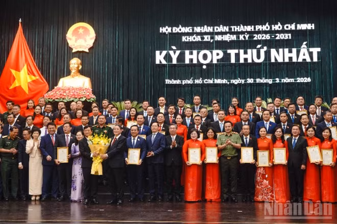 Các đại biểu nhận giấy chứng nhận đại biểu Hội đồng nhân dân Thành phố Hồ Chí Minh khóa XI. (Ảnh: Thế Anh)