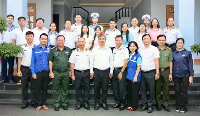 Lãnh đạo Thành phố Hồ Chí Minh đến thăm, làm việc, tặng quà cán bộ chiến sĩ và nhân dân trên quần đảo Trường Sa. (Ảnh: VĂN MINH) 