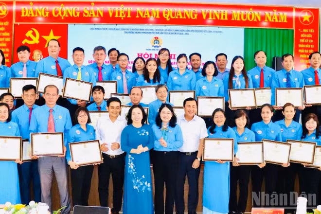 Tuyên dương các tập thể, cá nhân có thành tích xuất sắc trong học tập và làm theo Bác.