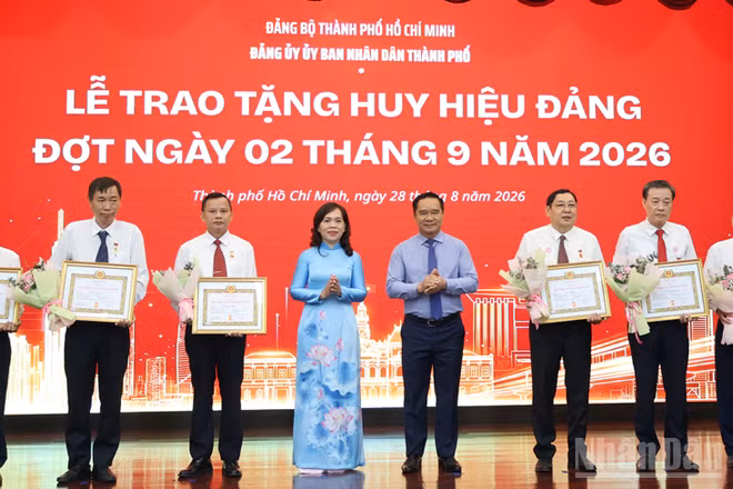 Các đồng chí tròn tuổi Đảng được nhận Huy hiệu Đảng đợt ngày 2/9 năm 2026. (Ảnh: VƯƠNG LÊ)
