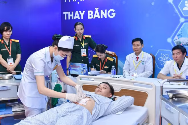 Các thí sinh thực hiện phần thi thực hành.