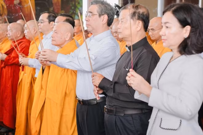 Lãnh đạo Thành phố Hồ Chí Minh và lãnh đạo Giáo hội Phật giáo Việt Nam dâng hương tưởng niệm Anh hùng liệt sĩ đã hy sinh vì độc lập, tự do của Tổ quốc, vì hạnh phúc của nhân dân.