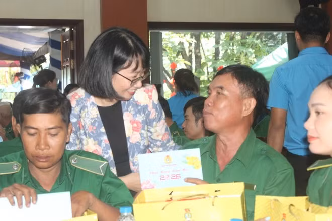 Bà Trần Thị Diệu Thúy, Phó Chủ tịch Ủy ban nhân dân Thành phố Hồ Chí Minh tặng quà Tết cho đoàn viên, người lao động công ty.