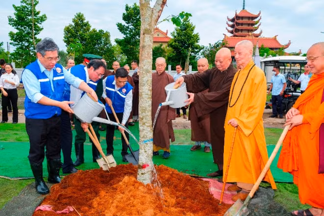 Đồng chí Nguyễn Phước Lộc và Đại lão hòa thượng Thích Trí Quảng trồng cây trong "Vườn cây đại đoàn kết".