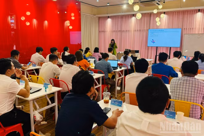 Lớp tập huấn về chuyển đổi số cho cán bộ Mặt trận diễn ra sáng 17/8. (Ảnh: VƯƠNG LÊ)