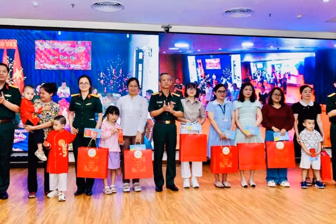Bệnh viện Quân y 175 tặng quà Tết cho gia đình các cán bộ, y bác sĩ đang công tác tại Bệnh xá đảo Trường Sa.