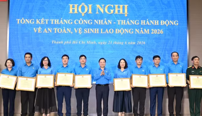 Chủ tịch Tổng Liên đoàn Lao động Việt Nam Nguyễn Anh Tuấn trao Bằng khen đến tập thể, cá nhân. (Ảnh: VIỆT DŨNG)