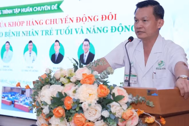 Đại tá, Tiến sĩ, bác sĩ Phan Đình Mừng, Phó Giám đốc Bệnh viện Quân y 175, Giám đốc Viện Chấn thương Chỉnh hình phát biểu tại chương trình.