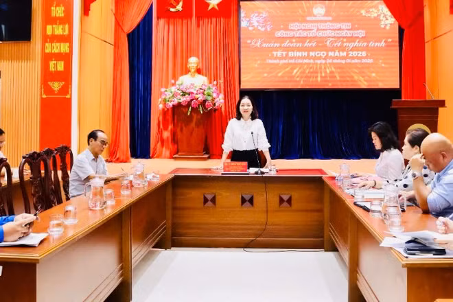 Phó Chủ tịch Thường trực Ủy ban Mặt trận Tổ quốc Việt Nam thành phố Trương Thị Bích Hạnh thông tin về chương trình chăm lo Tết trên địa bàn thành phố và chương trình Ngày hội "Xuân đoàn kết-Tết nghĩa tình".