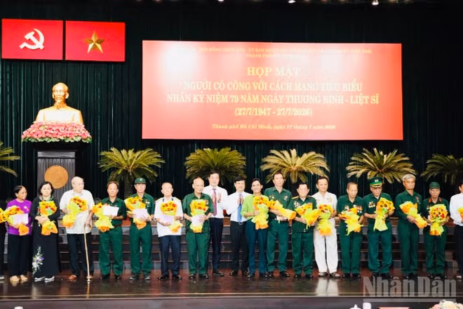 Đại diện lãnh đạo thành phố tặng quà cho người có công tiêu biểu của thành phố tại buổi họp mặt.