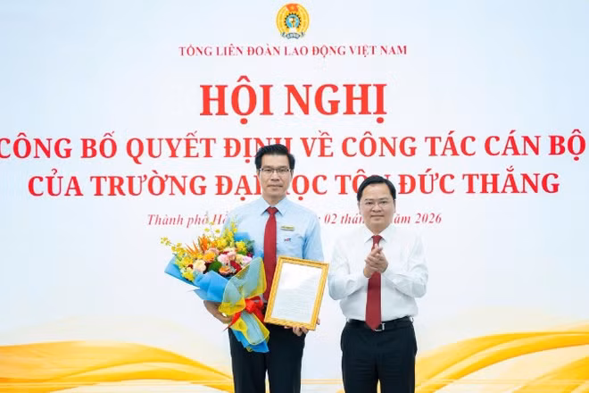 Phó Giáo sư, Tiến sĩ Trần Trọng Đạo nhận quyết định tái bổ nhiệm giữ chức Hiệu trưởng Trường đại học Tôn Đức Thắng.