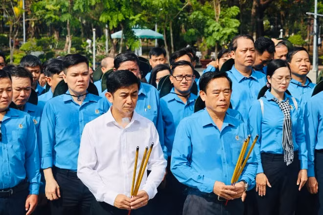Đoàn dâng hương tại nghĩa trang Hàng Dương.