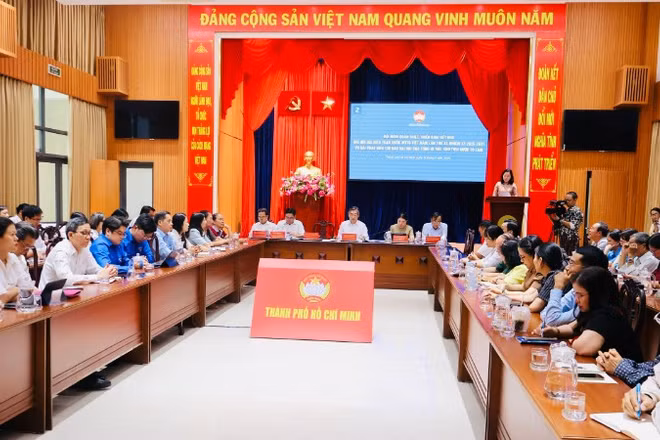 Các đại biểu dự trực tiếp tại điểm cầu chính.