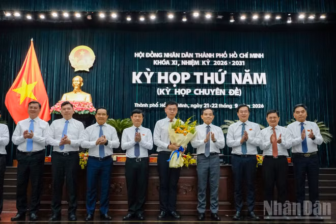 Lãnh đạo thành phố Hồ Chí Minh chúc mừng đồng chí Trương Minh Huy Vũ. (Ảnh: THẾ ANH)