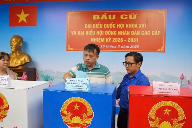 Cử tri khiếm thính trên địa bàn phường Bình Thạnh trực tiếp bỏ những lá phiếu bầu những người đại diện ưu tú cho chính mình.
