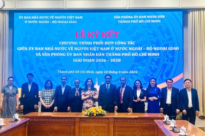 Lễ ký kết chương trình phối hợp triển khai công tác người Việt Nam ở nước ngoài trên địa bàn Thành phố Hồ Chí Minh.