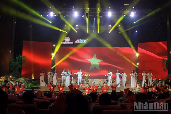 Tiết mục văn nghệ tại Chương trình giao lưu nghệ thuật “Hướng về biên giới, biển, đảo Tổ quốc” năm 2026. (Ảnh: VŨ HOÀNG)