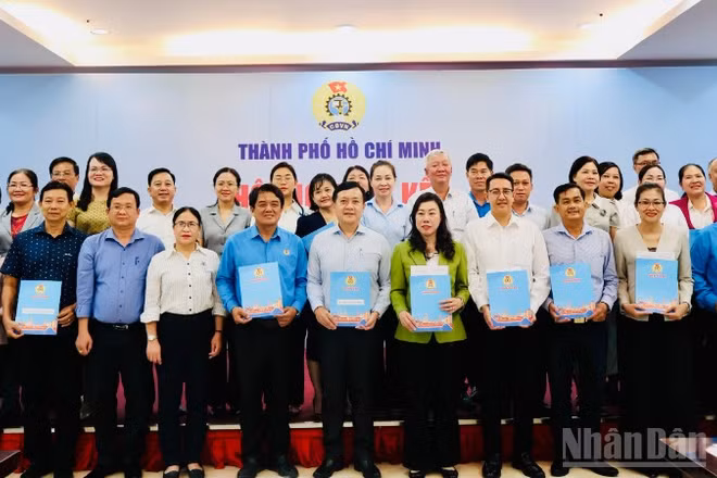 Liên đoàn Lao động Thành phố trao quy chế phối hợp đã ký kết với các Đảng ủy xã, phường, đặc khu. (Ảnh: VƯƠNG LÊ)