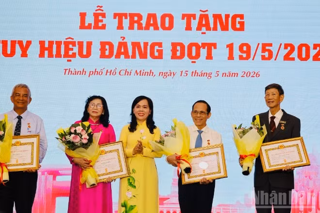 Các đồng chí đảng viên nhận Huy hiệu 55 năm tuổi Đảng. (Ảnh: VƯƠNG LÊ)