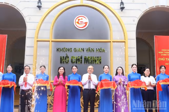 Khánh thành Không gian văn hóa Hồ Chí Minh tại Trụ sở Đảng ủy Ủy ban nhân dân Thành phố.
