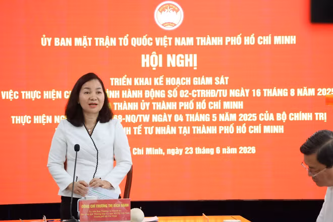 Đồng chí Trương Thị Bích Hạnh, Ủy viên Ban Thường vụ, Phó Chủ tịch Thường trực Ủy ban Mặt trận Tổ quốc Việt Nam Thành phố Hồ Chí Minh phát biểu tại hội nghị.
