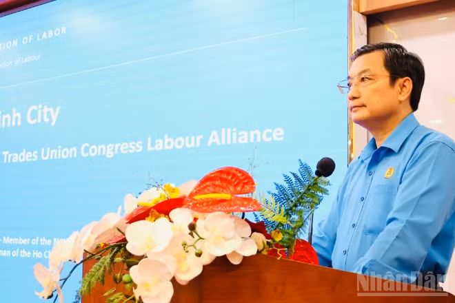 Đồng chí Phạm Trọng Nhân, Phó Chủ tịch Liên đoàn Lao động Thành phố phát biểu tại buổi làm việc. (Ảnh: VƯƠNG LÊ)
