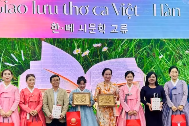 Các tác giả văn học Việt Nam-Hàn Quốc tham gia chương trình giao lưu cùng sinh viên tại Đại học Văn Lang. 