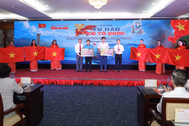 Ban tổ chức trao tặng 2.000 lá cờ Tổ quốc cho Hội Liên hiệp Thanh niên Việt Nam Thành phố.