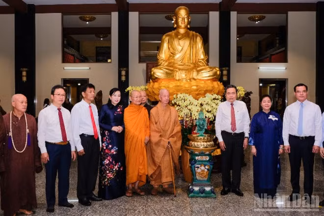 Chủ tịch Quốc hội Trần Thanh Mẫn thăm, chúc mừng Đại lão Hòa thượng Thích Trí Quảng, Đức Pháp chủ Hội đồng Chứng minh Giáo hội Phật giáo Việt Nam. (Ảnh: THẾ ANH)