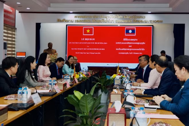 Đoàn đại biểu Ủy ban Mặt trận Tổ quốc Việt Nam Thành phố Hồ Chí Minh hội đàm với Ủy ban Mặt trận Lào xây dựng đất nước Thủ đô Viêng Chăn.