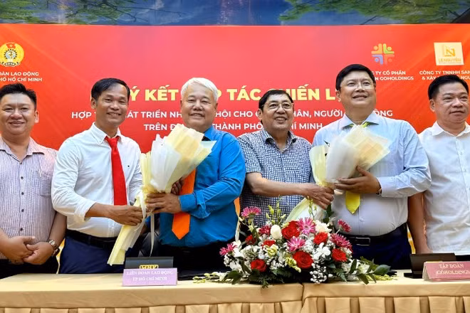 Đại diện Liên đoàn Lao động Thành phố ký biên bản ghi nhớ hợp tác phát triển nhà ở cho công nhân, người lao động trên địa bàn Thành phố với Công ty cổ phần Tập đoàn Go Holdings.