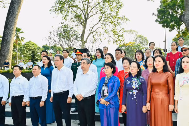 Đồng chí Nguyễn Phước Lộc, các đại biểu và người dân đến dự lễ tưởng niệm. (Ảnh: VIỆT DŨNG)
