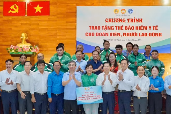 Lãnh đạo thành phố cùng các đại biểu trao thẻ Bảo hiểm y tế cho đoàn viên, người lao động. 