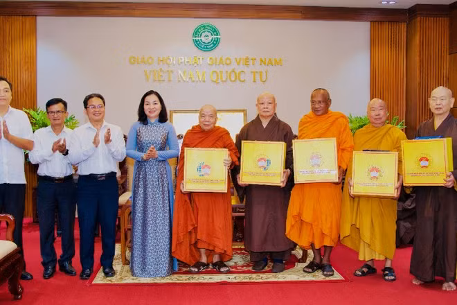 Lãnh đạo thành phố tặng quà chúc mừng Phật đản đến các vị chức sắc Phật giáo là Ủy viên Ủy ban Trung ương Mặt trận Tổ quốc Việt Nam, Ủy viên Ủy ban Mặt trận Tổ quốc Việt Nam thành phố.