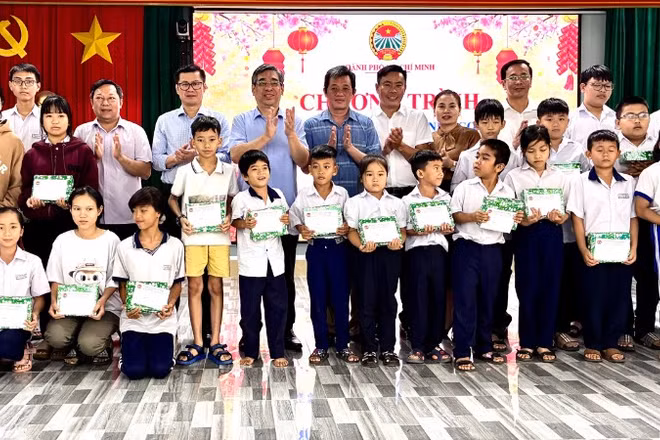 Con em hội viên nông dân có hoàn cảnh khó khăn tại xã Xuyên Mộc nhận quà Tết.