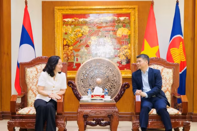 Bà Trương Thị Bích Hạnh, Phó Chủ tịch Thường trực Ủy ban Mặt trận Tổ quốc Việt Nam Thành phố Hồ Chí Minh và Phó Đại sứ Việt Nam tại Lào Nguyễn Mạnh Hà trao đổi tại buổi làm việc. (Ảnh: Quang Thế).