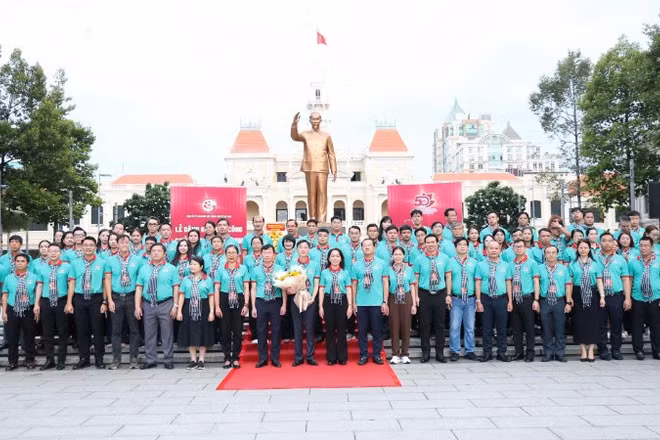 Đoàn đại biểu tham gia chương trình "Hành trình theo chân Bác" năm 2026 dâng hoa, báo công với Bác.