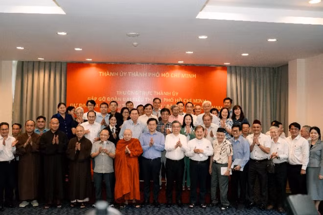 Lãnh đạo Thành phố Hồ Chí Minh cùng các đại biểu.
