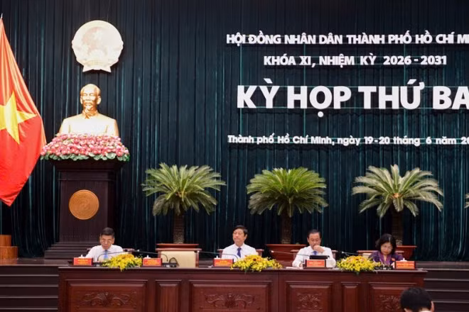 Các đồng chí chủ trì kỳ họp.