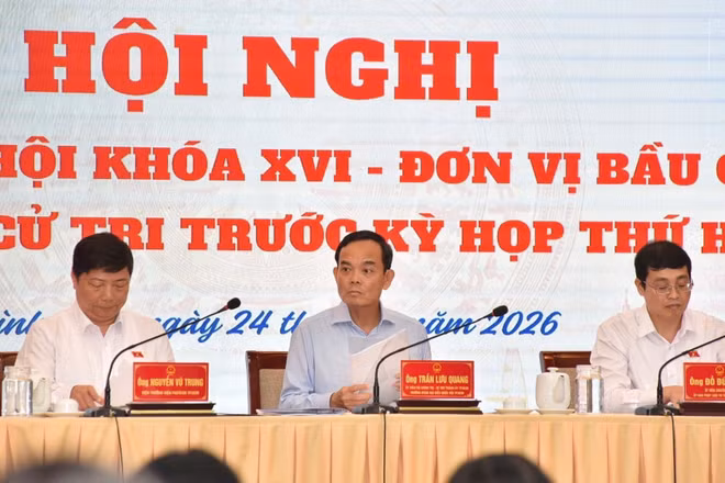 Các Đại biểu Quốc hội Thành phố Hồ Chí Minh Tổ số 6 tham gia buổi tiếp xúc cử tri chiều 24/9. (Ảnh: VƯƠNG LÊ)