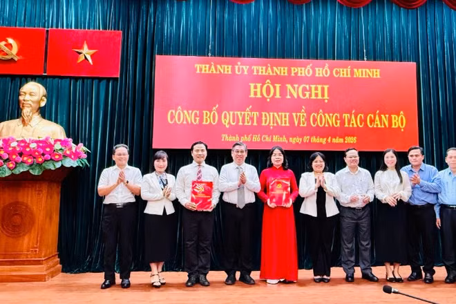 Đồng chí Nguyễn Phước Lộc, Ủy viên Trung ương Đảng, Phó Bí thư Thành ủy, Chủ tịch Ủy ban Mặt trận Tổ quốc Việt Nam Thành phố Hồ Chí Minh trao quyết định cán bộ.