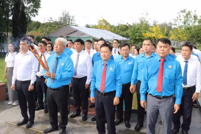 Đoàn dâng hoa, dâng hương tưởng niệm các Anh hùng liệt sĩ, chiến sĩ cách mạng và đồng bào yêu nước đã hy sinh tại Đặc khu Côn Đảo.