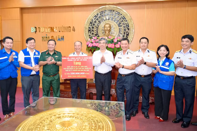  Đoàn công tác tặng quà cho quân và dân đặc khu Trường Sa - Ảnh: Văn Minh