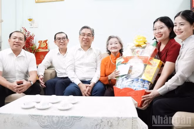Đồng chí Nguyễn Phước Lộc và đoàn đã tới thăm, tặng quà Mẹ Việt Nam Anh hùng Nguyễn Thị Ty.