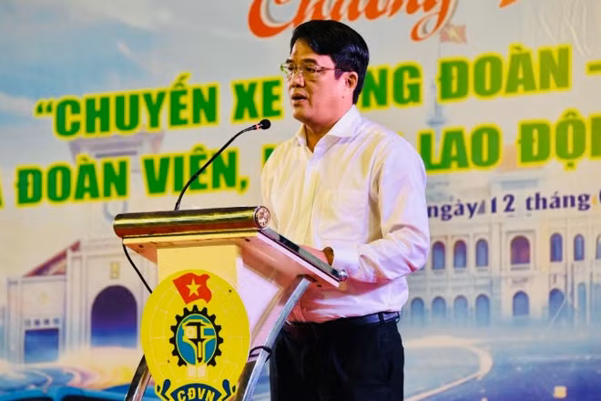 Đồng chí Bùi Thanh Nhân, Ủy viên Đoàn Chủ tịch Tổng Liên đoàn Lao động Việt Nam, Phó Chủ tịch Mặt trận Tổ quốc Việt Nam Thành phố Hồ Chí Minh, Chủ tịch Liên đoàn Lao động thành phố phát biểu tại buổi lễ.
