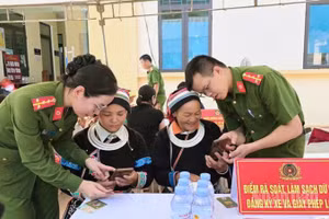 Cán bộ Công an xã Thuận Hòa hướng dẫn người dân sử dụng các ứng dụng chuyển đổi số.