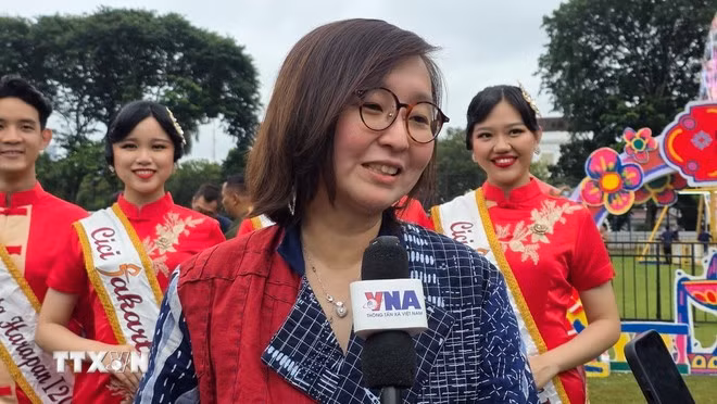 Bà Irene Umar, Thứ trưởng Kinh tế Sáng tạo, đồng thời là Chủ tịch Ủy ban Lễ hội Tết Nguyên đán Nusantara 2026, trả lời phỏng vấn TTXVN bên lề sự kiện. (Ảnh:TTXVN)